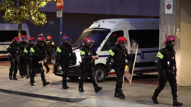Agentes de la Ertzaintza en el barrio de Rekalde de Bilbao este jueves.