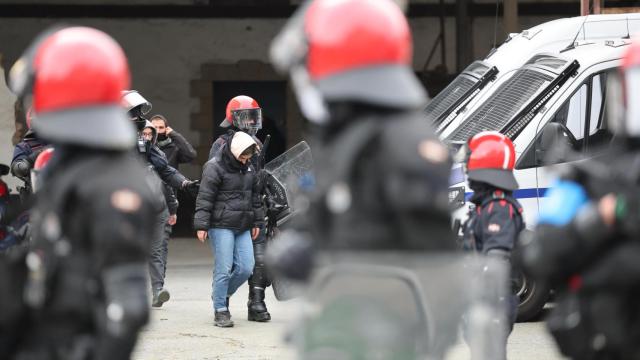 Imagen de Archivo - La Ertzaintza se lleva a uno de los arrestados en el gaztetxe Etxarri de Bilbao.