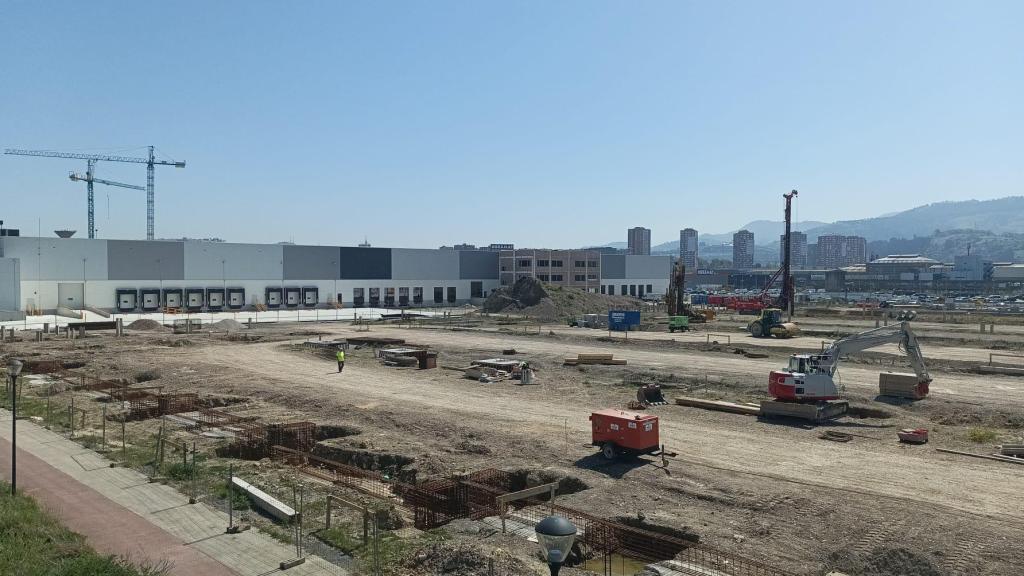 Construcción de la futura plataforma logística de Ibarzaharra