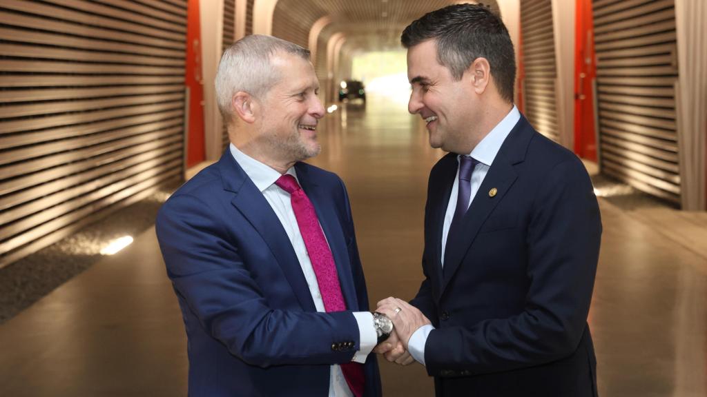 Reunión del director general de Basquevolt, Pablo Fernández, con el consejero de Industria, Transición Energética y Sostenibilidad del Gobierno Vasco, Mikel Jauregi