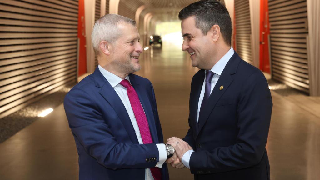 Reunión del director general de Basquevolt, Pablo Fernández, con el consejero de Industria, Transición Energética y Sostenibilidad del Gobierno Vasco, Mikel Jauregi