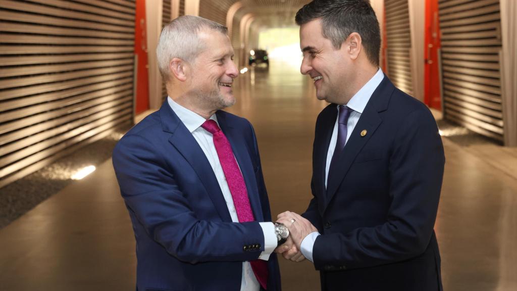 Reunión del director general de Basquevolt, Pablo Fernández, con el consejero de Industria, Transición Energética y Sostenibilidad del Gobierno Vasco, Mikel Jauregi