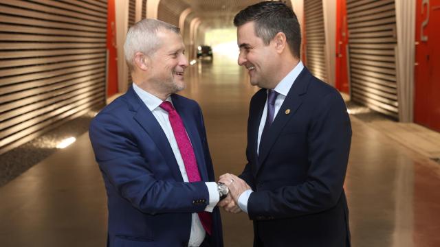 Reunión del director general de Basquevolt, Pablo Fernández Santos, con el consejero de Industria, Transición Energética y Sostenibilidad del Gobierno Vasco, Mikel Jauregi