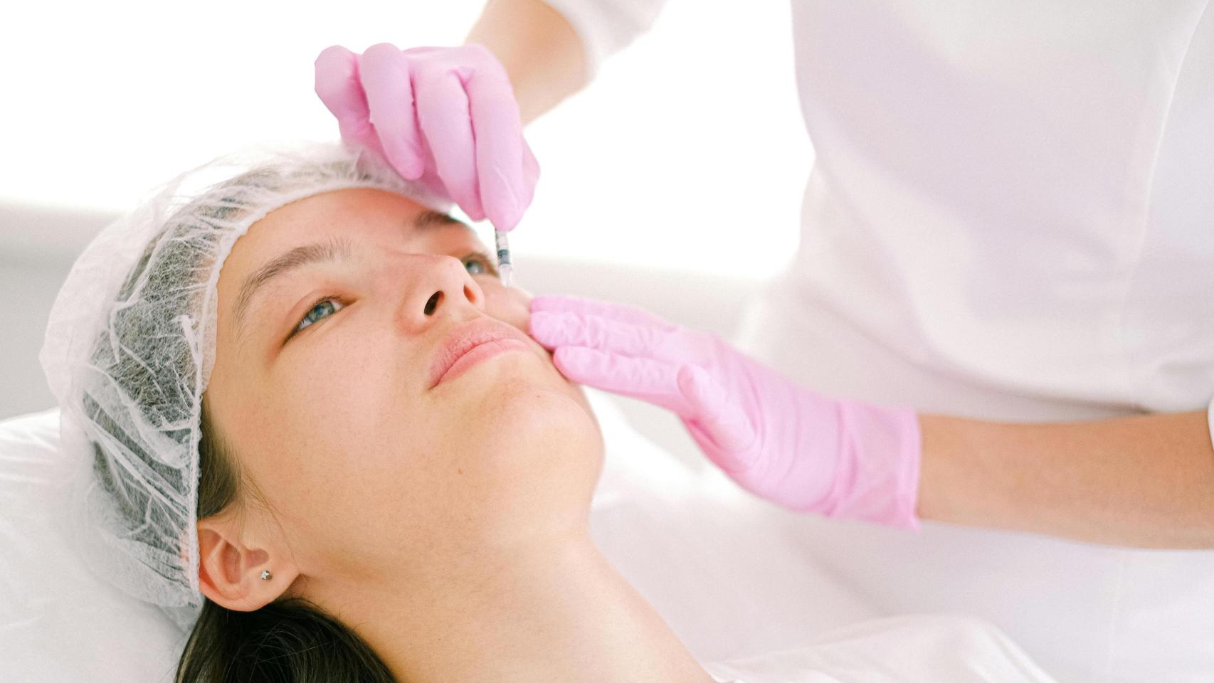 Una joven se somete a una operación estética.