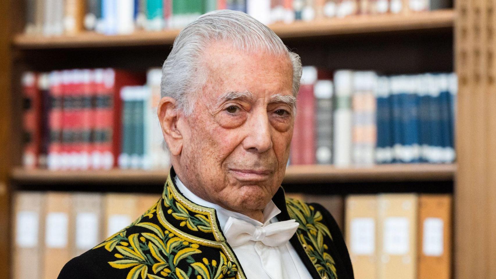 Mario Vargas Llosa, cuando entró en la Academia francesa.