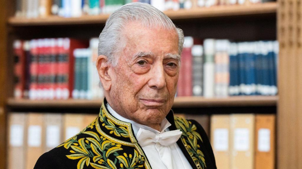 Mario Vargas Llosa, cuando entró en la Academia francesa.