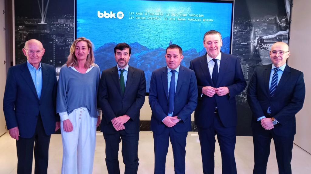 Antón Arriola y Xabier Sagredo, en el centro, en un acto institucional de BBK