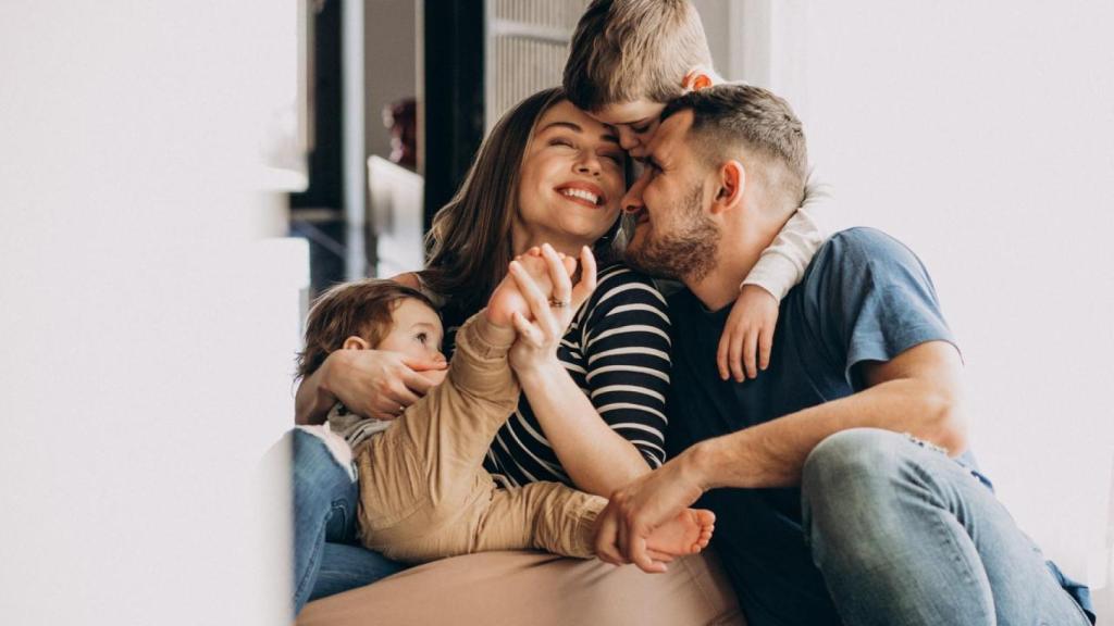Familia sonriente en casa