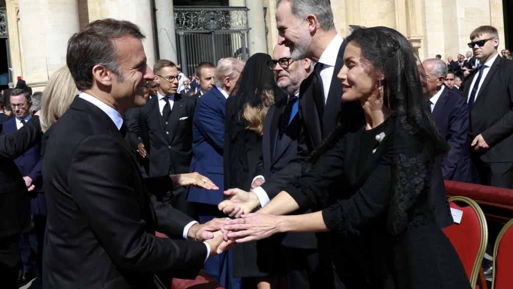 Macron saluda a Felipe VI y Letizia en el funeral del Papa / EFE