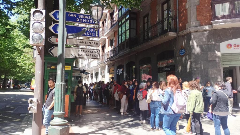 Colas en los autobuses de Bilbao durante el apagón del 28 de abril en la península