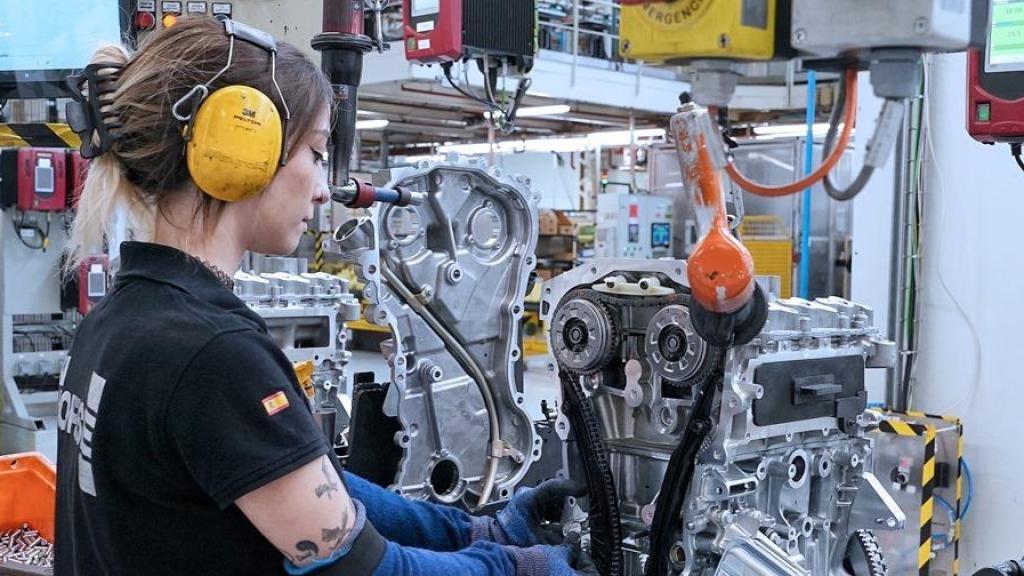 Una mujer trabaja en el sector de la industria