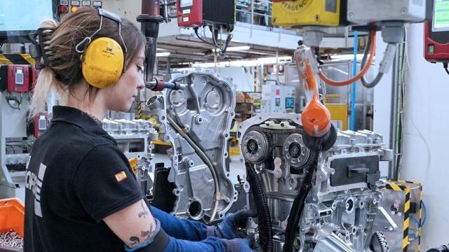 Una mujer trabaja en el sector de la industria