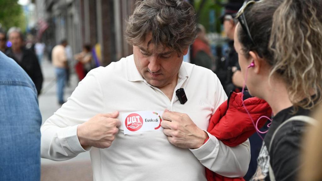 El secretario general del PSE-EE, Eneko Andueza, saluda a los trabajadores de Bridgestone