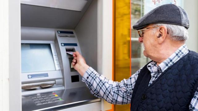 Cita en los bancos dos veces al mes y atención en euskera: las enmiendas vascas a la ley de Clientela