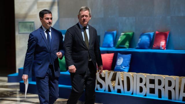 El lehendakari, Imanol Pradales, junto al consejero de Seguridad, Bingen Zupiria, tras la segunda reunión del Consejo Asesor del Plan de Protección Civil de Euskadi (LABI)