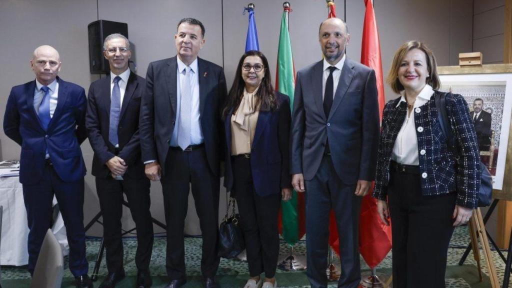 El ministro marroquí de Inversiones, Mohcine Jazouli (2d), y la presidenta de la patronal vasca CONFEBASK, Tamara Yagüe (d), en la reunión que celebraron en Bilbao.