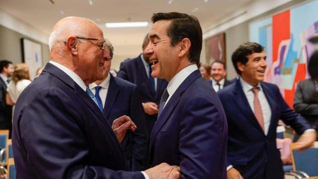 Josep Oliu, presidente de Banco Sabadell, y Carlos Torres, presidente de BBVA