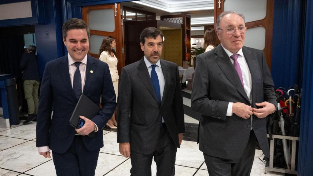 El consejero Mikel Jauregi, con Antón Arriola y José Antonio Jainaga / E Press