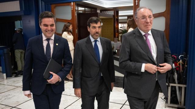 El consejero Mikel Jauregi, con Antón Arriola y José Antonio Jainaga / E Press