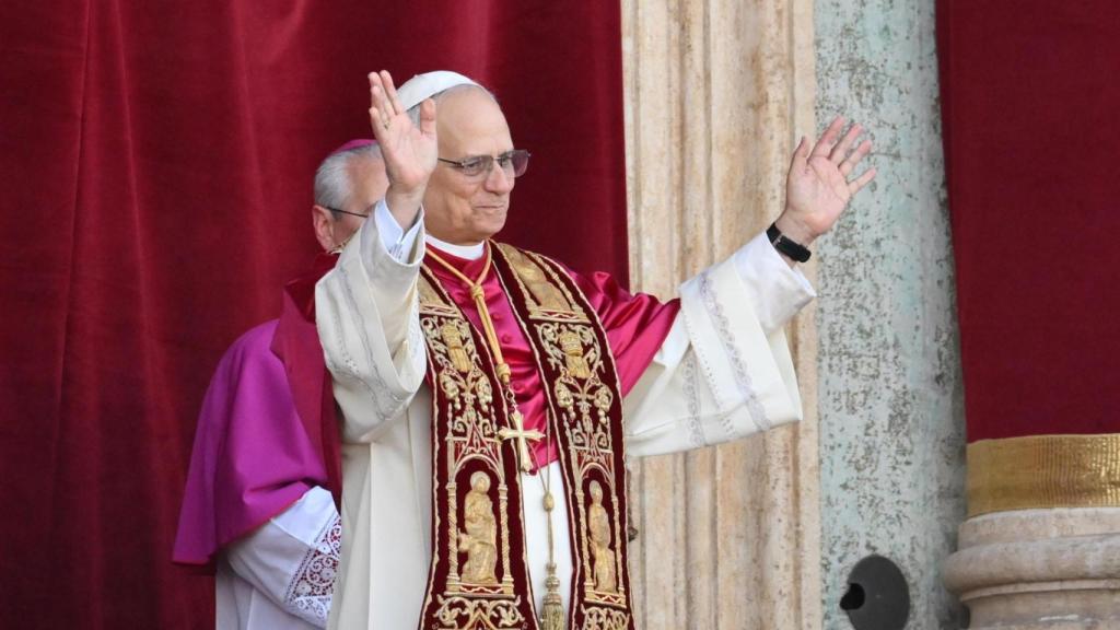 El Papa León XIV en el Balcón de la Plaza de San Pedro / EFE