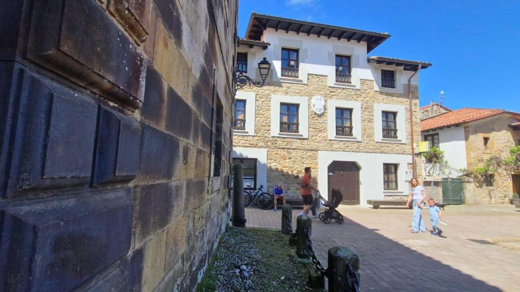 La fábrica y Casa de cañones son referentes de Liérganes, como lo son el molino de Regolgo, rehabilitado al igual que el de los Cuetos y convertido en centro de Interpretación del hombre pez. Curtius reacondicionó el Molino de la Vega y alquiló el Molino de Arriba