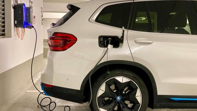 Un vehículo eléctrico cargándose