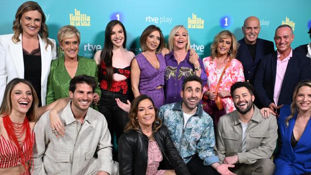 El equipo de ‘La familia de la tele’ durante la fiesta de presentación del nuevo programa de TVE en el emblemático Teatro Eslava de Madrid