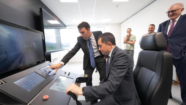 El presidente de BBK, Xabier Sagredo, visita las instalaciones de CAF n Boroa
