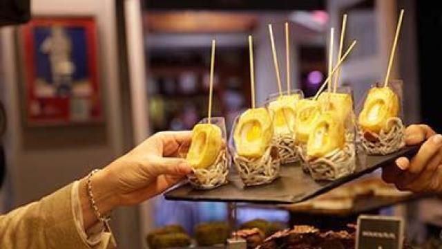 Unos pinchos originales en una barra de un bar de Euskadi.