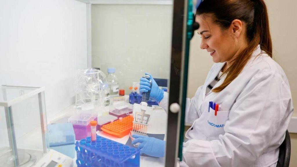 Una técnico de la empresa biofarmacéutica vasca Oncomatryx, trabajaba el pasado mes de mayo en un nuevo fármaco contra el cáncer