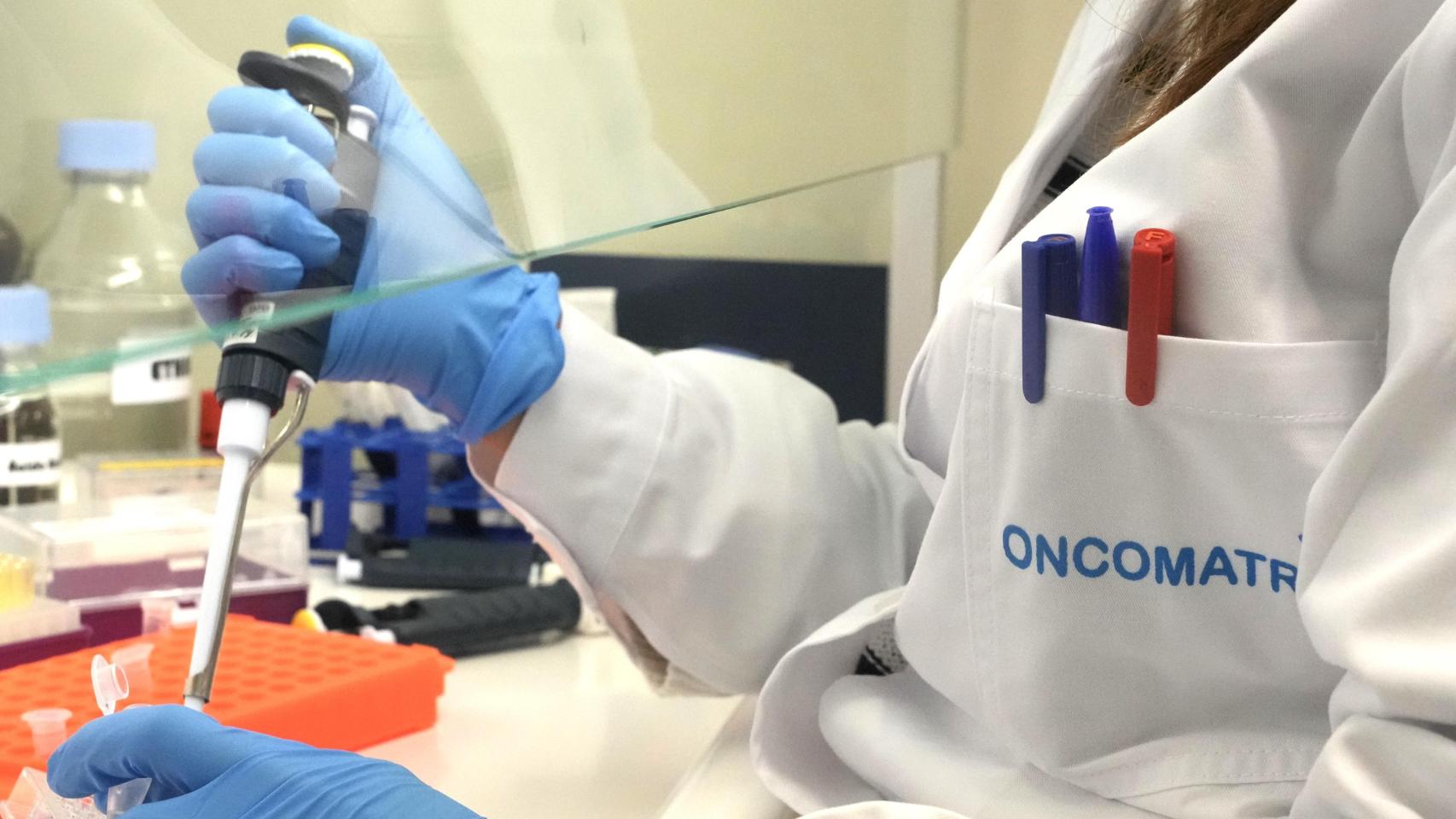 Una técnico de la empresa biofarmacéutica vasca Oncomatryx, trabajaba el pasado mes de mayo en un nuevo fármaco contra el cáncer