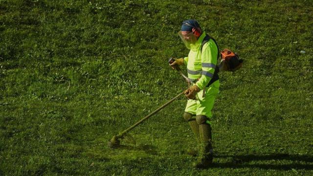 Un trabajador de Enviser trabaja en el mantenimiento de un jardín