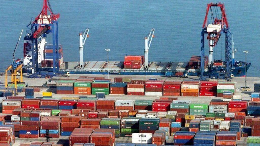 Imagen del Puerto de Bilbao durante la descarga de contenedores.