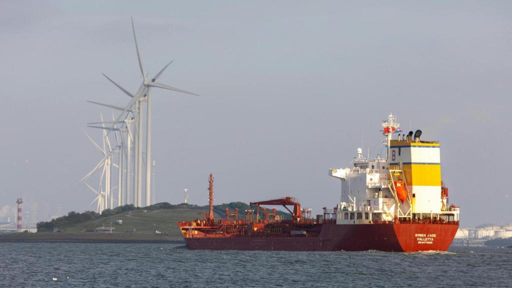 Imagen de un barco que llega a puerto
