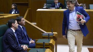 El secretario general del PSE-EE, Eneko Andueza, saluda al lehendakari, Imanol Pradales, al consejero de Hacienda, Noël d´Anjou