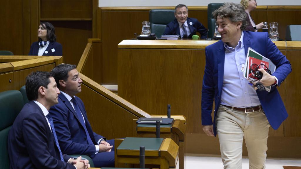 El secretario general del PSE-EE, Eneko Andueza, saluda al lehendakari, Imanol Pradales, al consejero de Hacienda, Noël d´Anjou