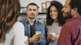 Un grupo de personas hablando.