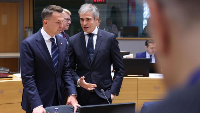 El ministro de Asuntos Europeos de Polonia, Adam Szlapka, junto al secretario de Estado de España para la UE, Fernando Sampedro, este martes en Bruselas.