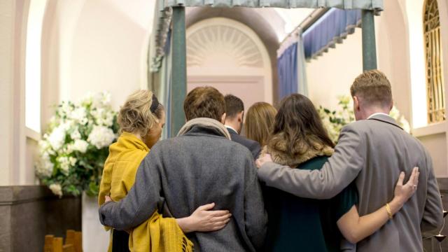 Familiares en un funeral