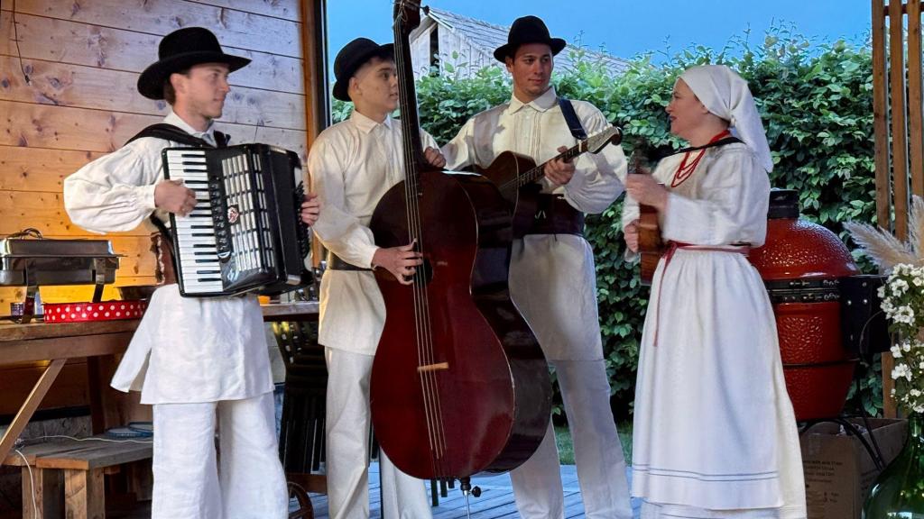Bela-blanco en esloveno- podría hacer referencia al color de los trajes típicos de la región eslovena de Bela Krajina o Carniola Blanca, como también es conocida