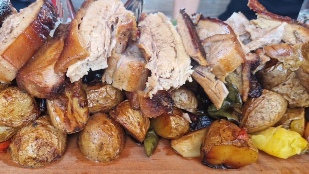 Probablemente la presencia de patata en los platos tenga relación con la expresión “tener patata”, que significa tener suerte