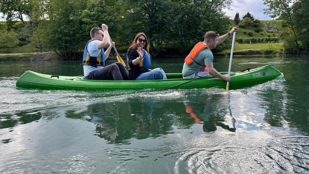 El río Kolpa, que separa Eslovenia de Croacia, es el más cálido del país. A su paso por la región de Bela Krajina, tierra de la tradición, existen numerosos alojamientos de camping