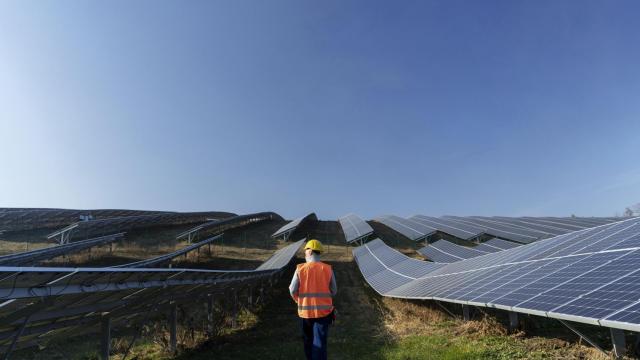 Imagen de archivo de un trabajador en una planta fotovoltaica