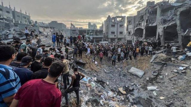 Un grupo de palestinos busca supervivientes tras el bombardeo de Israel contra el campamento de refugiados de Yabalia, el más grande de la Franja de Gaza