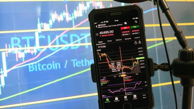 Bitcoin y movimientos en un teléfono móvil