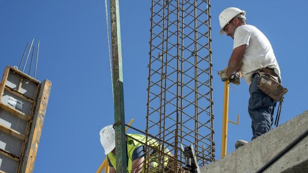 Dos obreros trabajando
