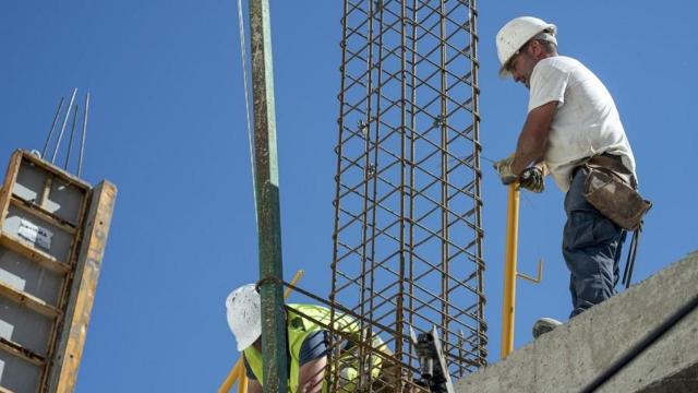 Dos obreros trabajando