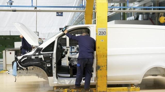Un trabajador en una cadena de montaje de la furgonetas