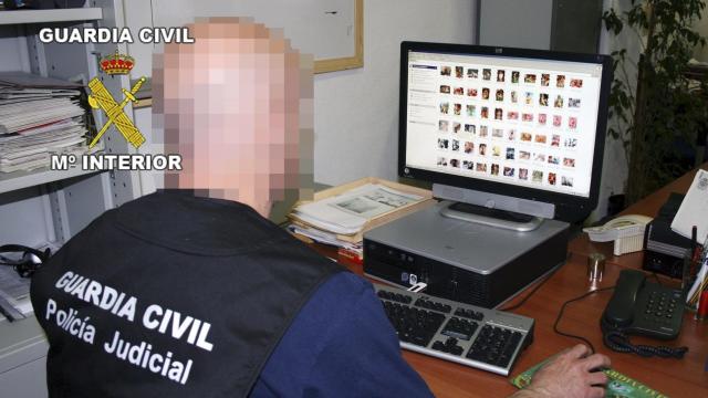 Imagen de archivo de un operativo de la Guardia Civil ante un caso de corrupción de menores y pornografía infantil