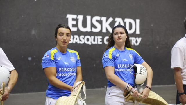 Las jugadoras de la selección española Erica (d) y Arai (d) antes de enfrentarse a la de Euskadi en la tercera jornada de la I Liga de Naciones de cesta punta.